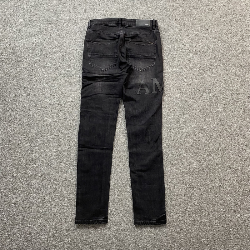 Calça Amiri Skinny Jeans Staggered Logo Black tras em fundo real