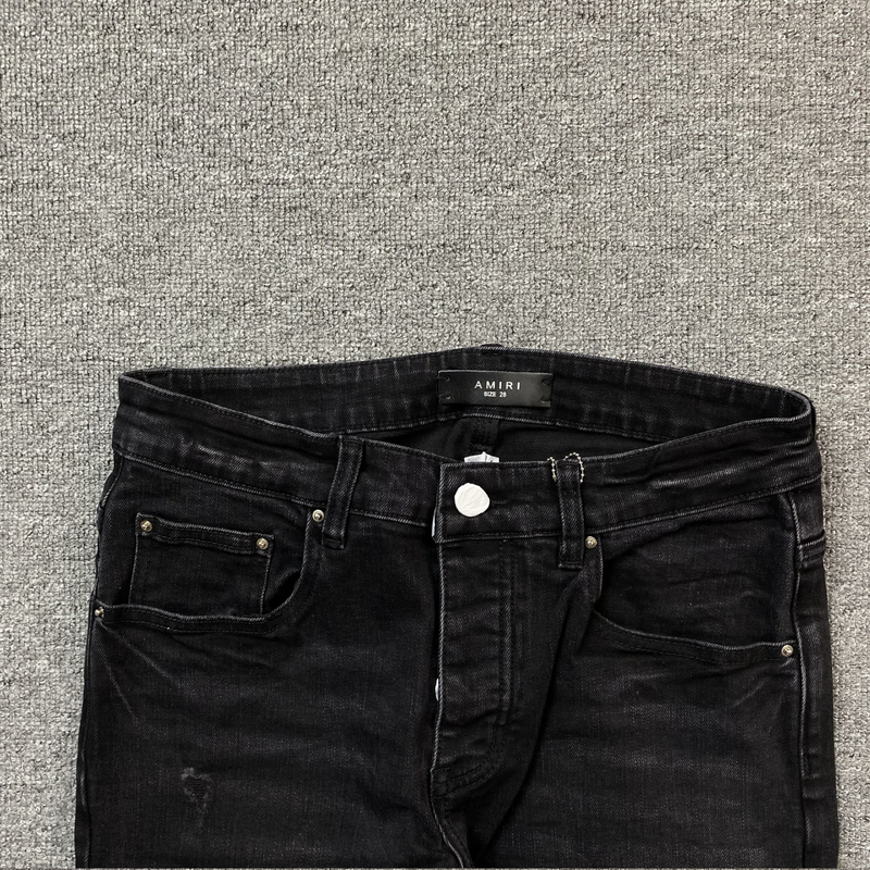 Calça Amiri Skinny Jeans Staggered Logo Black zoom frente em fundo real