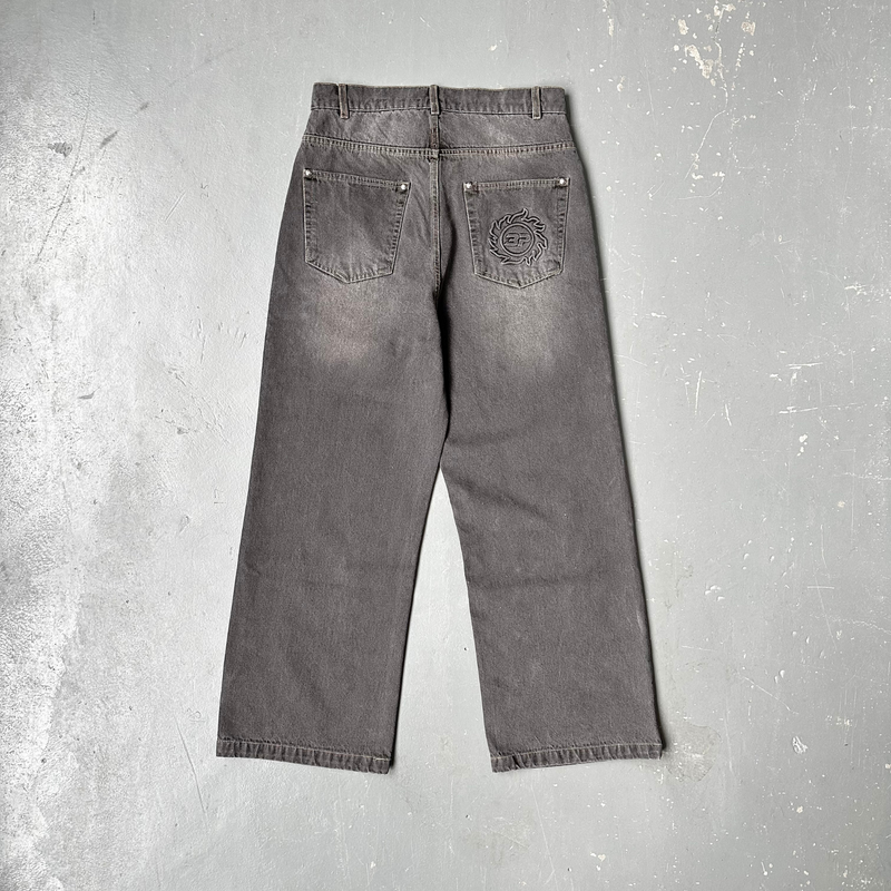 Calça Broken Planet Wide Leg Denim Jeans Washed Grey tras em fundo real