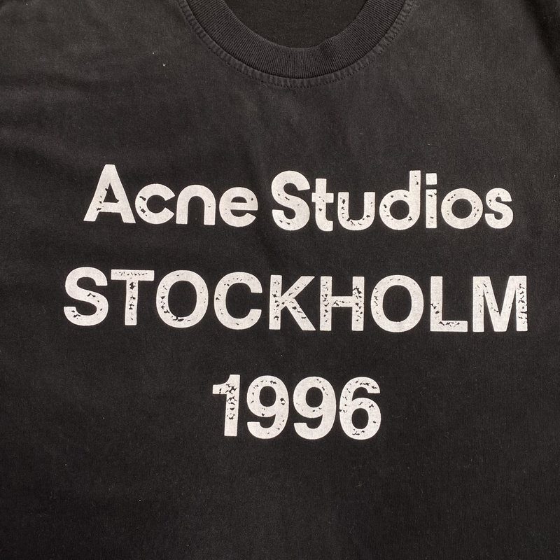 Camiseta Acne Studios Stockholm 1996 Black zoom logo em fundo real