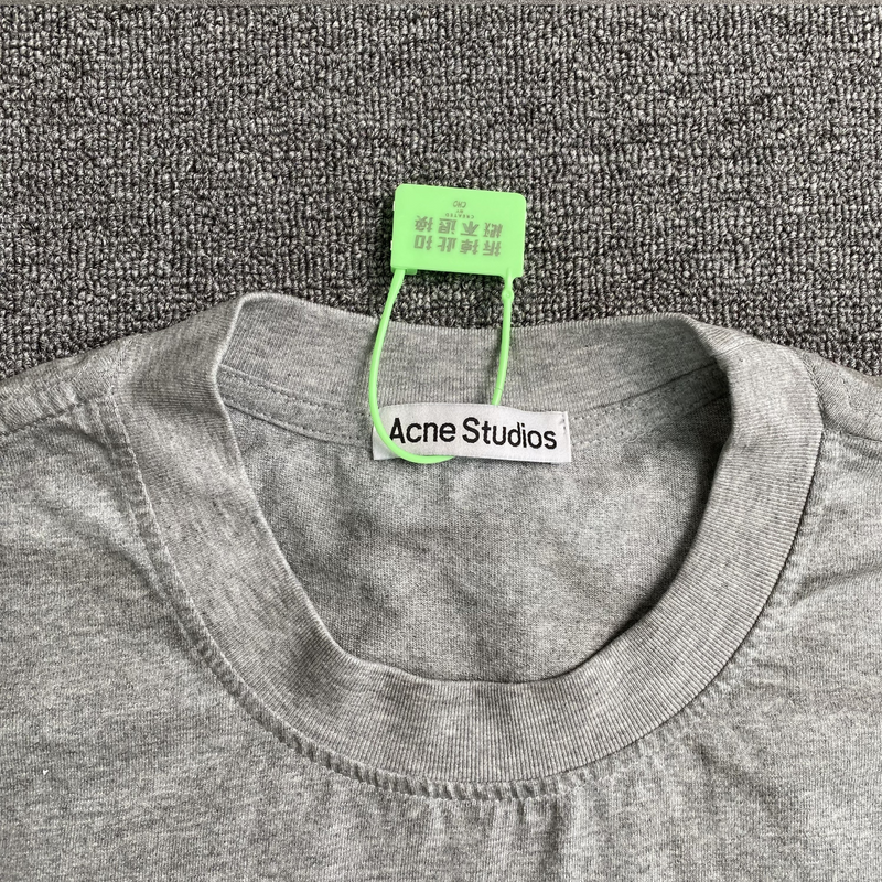 Camiseta Acne Studios Stockholm 1996 Gray zoom frente em fundo real
