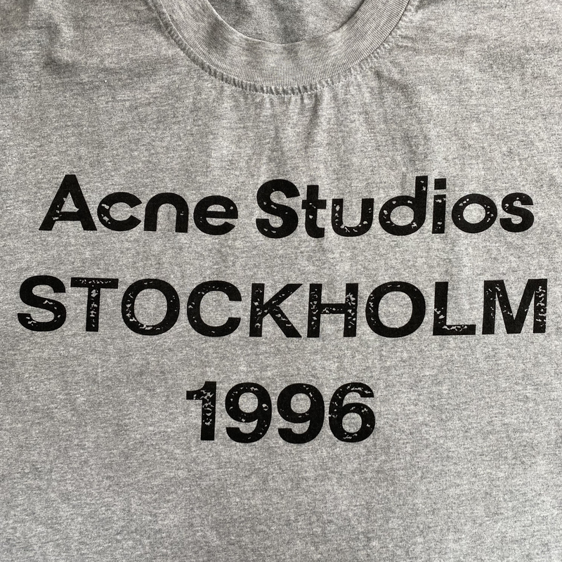 Camiseta Acne Studios Stockholm 1996 Gray zoom logo em fundo real