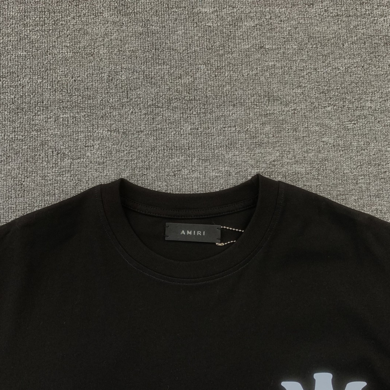 Camiseta Amiri Basic Logo Black zoom frente em fundo real