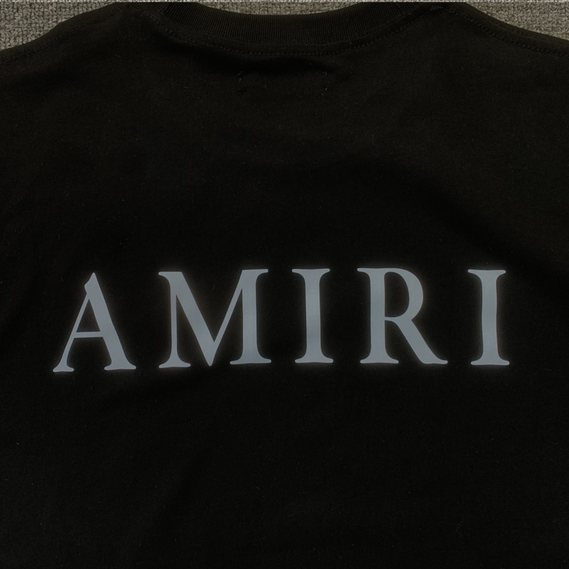 Camiseta Amiri Basic Logo Black zoom frente logo cima