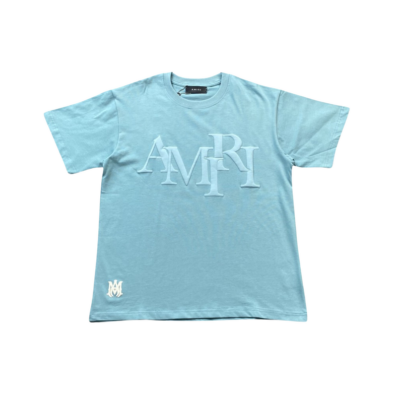 Camiseta Amiri Staggered Logo Blue em fundo branco