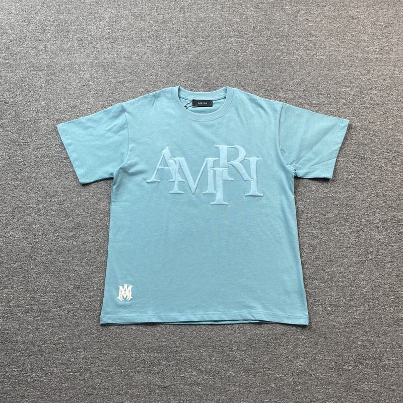 Camiseta Amiri Staggered Logo Blue em fundo real