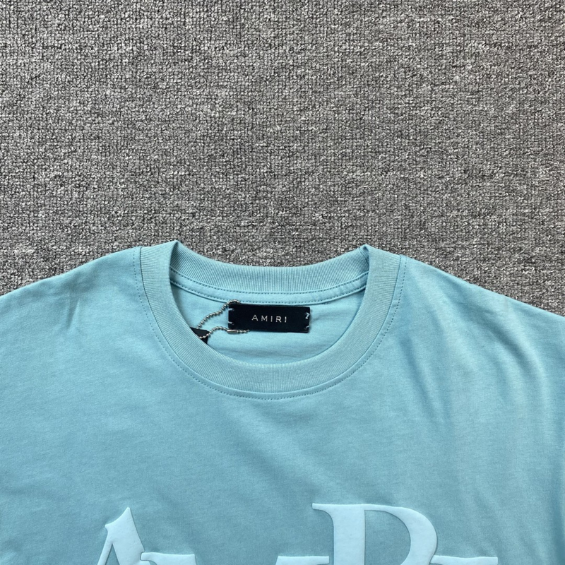 Camiseta Amiri Staggered Logo Blue zoom frente em fundo real