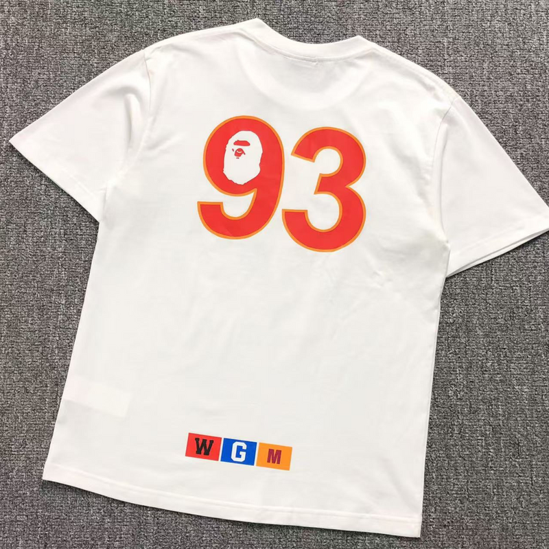Camiseta Bape 93 White trás frente em fundo real