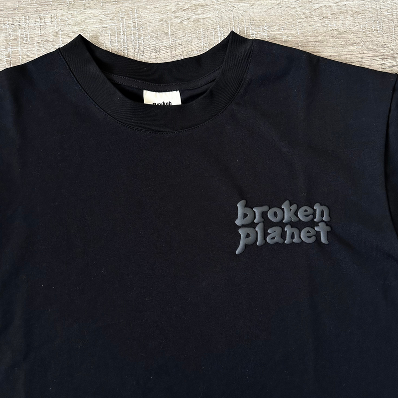 Camiseta Broken Planet Basics Midnight Black zoom logo em fundo real