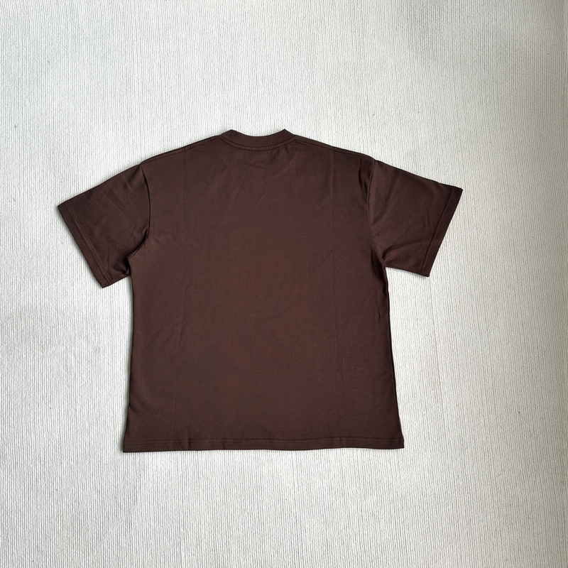Camiseta Broken Planet Basics Mocha trás em fundo real
