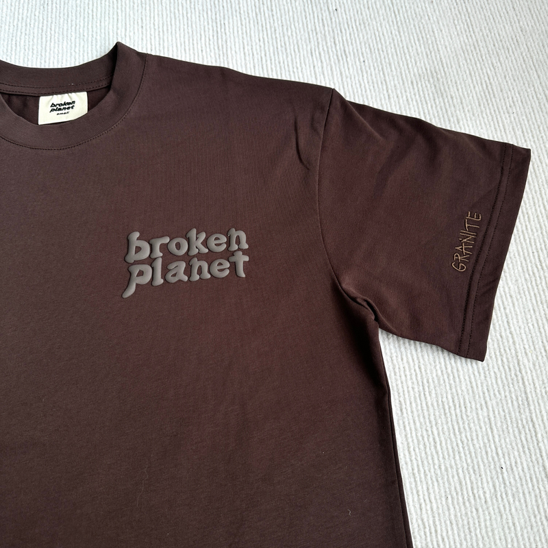 Camiseta Broken Planet Basics Mocha zoom frente logo em fundo real