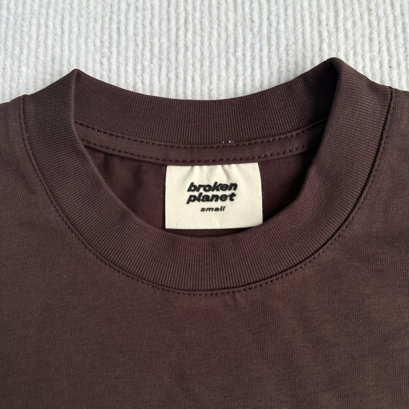 Camiseta Broken Planet Basics Mocha frente tag em fundo real