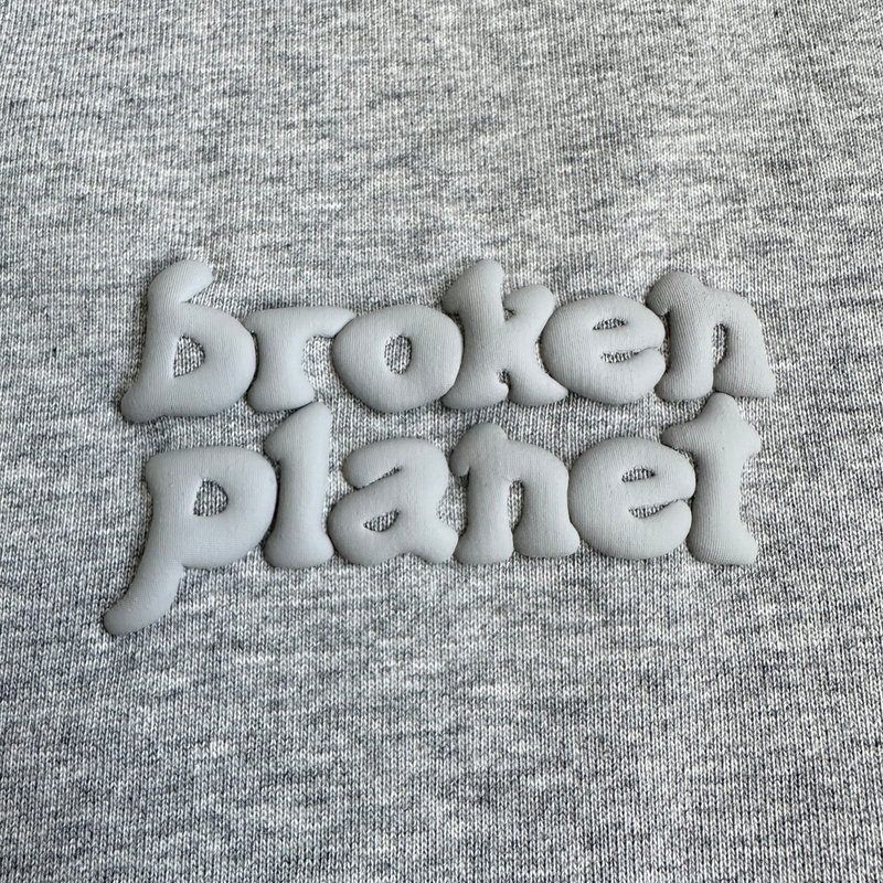 Camiseta Broken Planet Heather Grey Basic zoom logo em fundo real