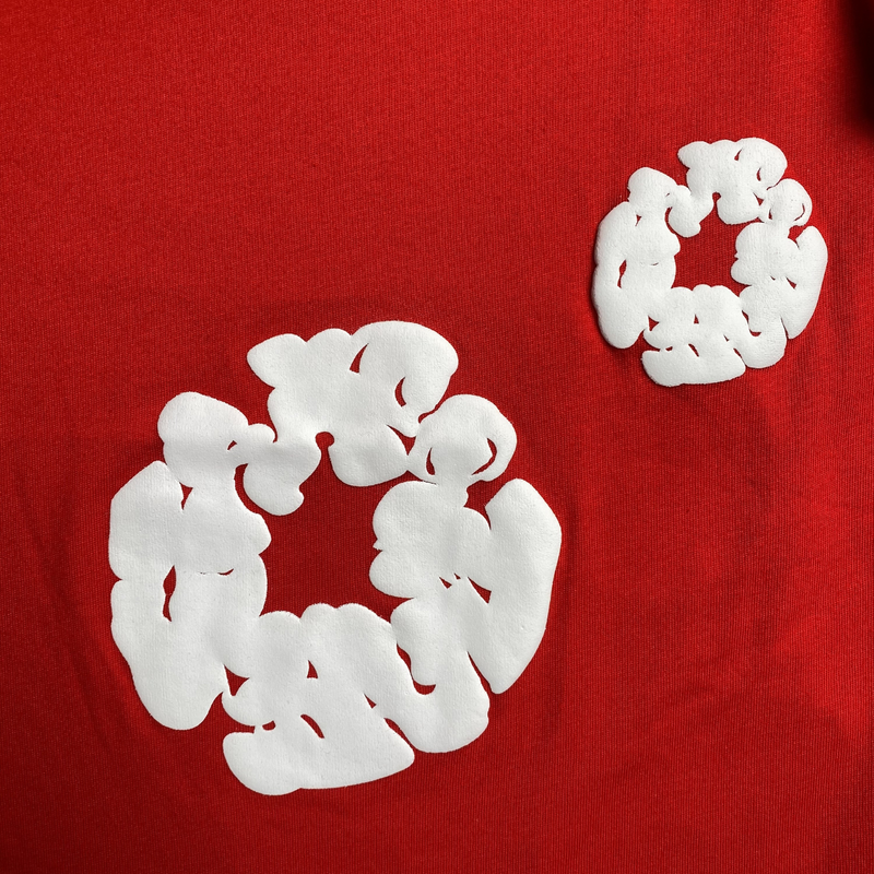 Camiseta Denim Tears Cotton Flowers Red zoom ldetalhes em fundo real
