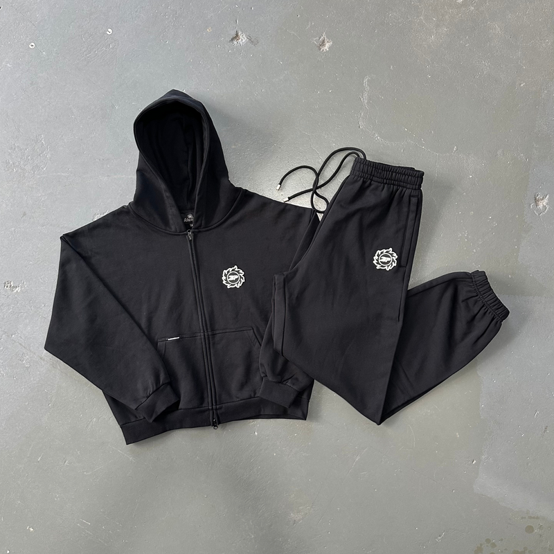 Conjunto Broken Planet Midnight Sun Jaqueta e Calça em fundo real 