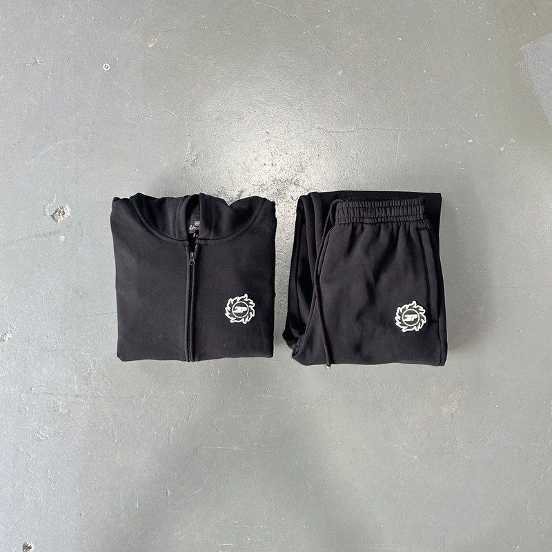 Conjunto Broken Planet Midnight Sun Jaqueta e Calça em fundo real 