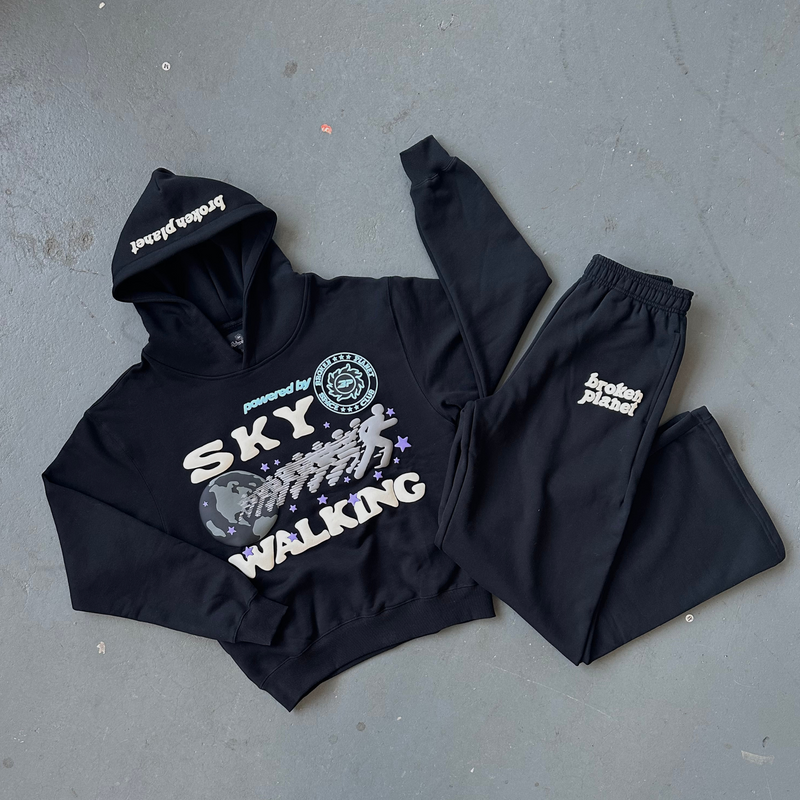 Conjunto Broken Planet Sky Walking Midnight Black em fundo branco