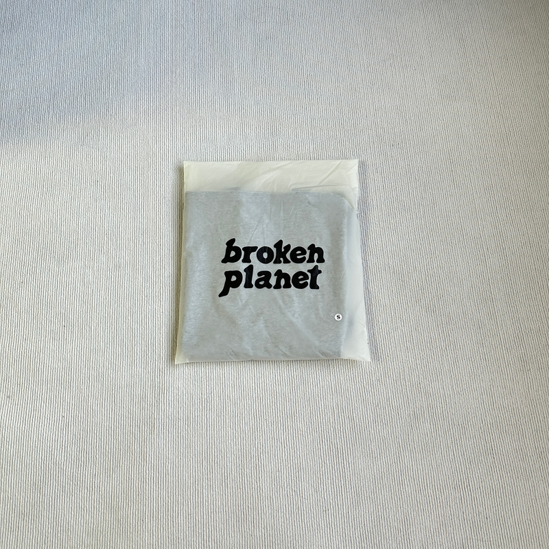 Embalagem Camiseta Broken Planet Heather Grey Basic em fundo real