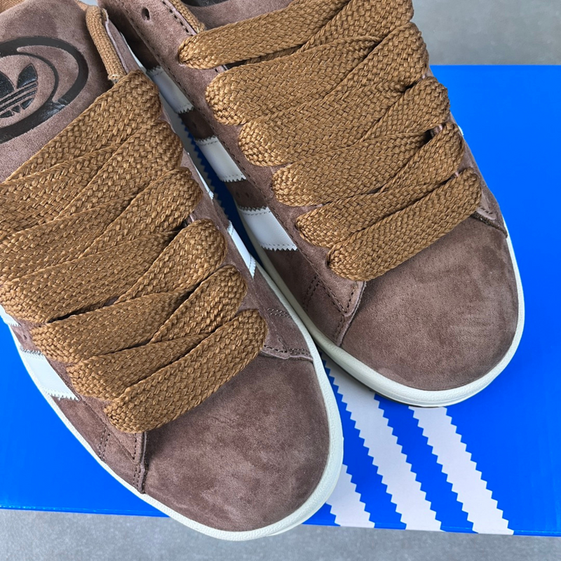 Tênis Adidas Campus 00s Brown zoom cima em fundo real