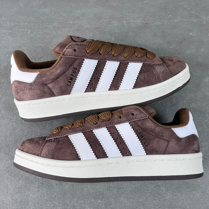Tênis Adidas Campus 00s Brown frente em fundo real