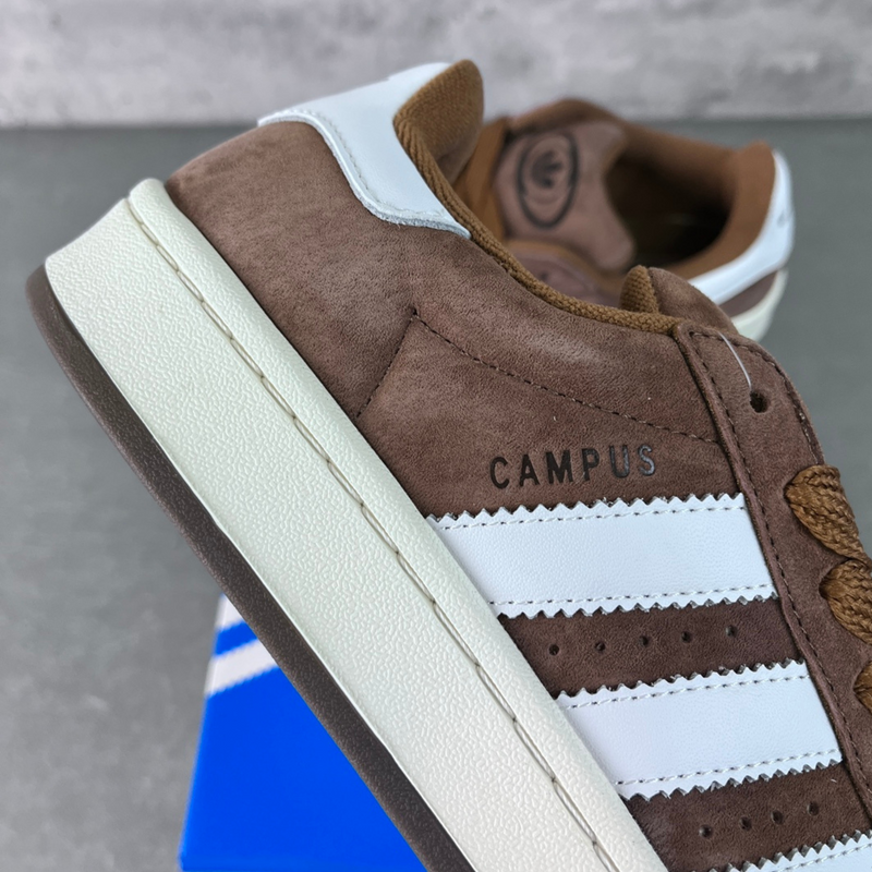 Tênis Adidas Campus 00s Brown zoom lado em fundo real