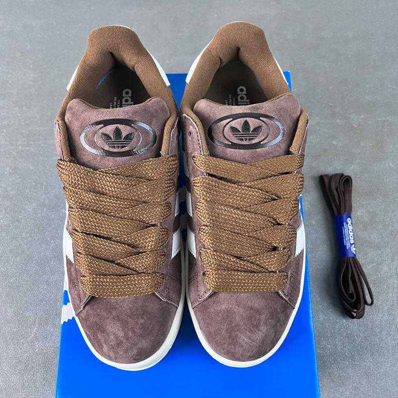 Tênis Adidas Campus 00s Brown cima em fundo real