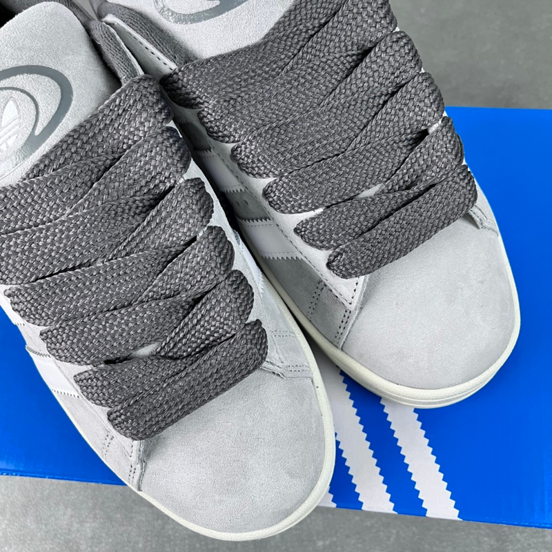 Tênis Adidas Campus 00s Grey zoom cima em fundo real