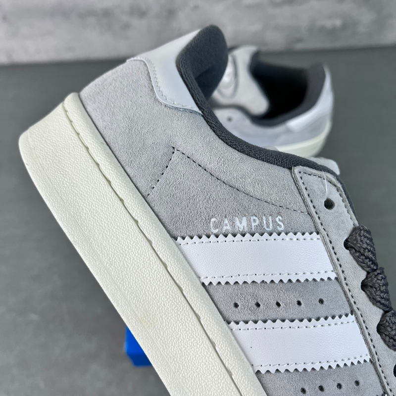 Tênis Adidas Campus 00s Grey zoom lado em fundo real