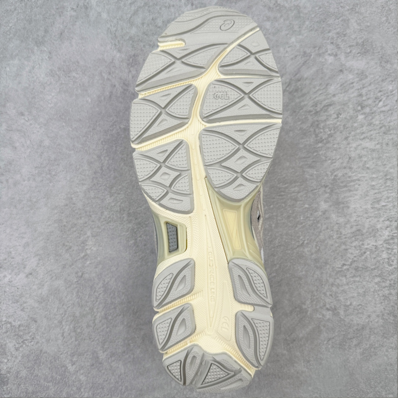 Tênis Asics Gel NYC Oyster Grey sola em fundo real