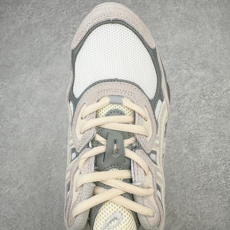 Tênis Asics Gel NYC Oyster Grey zoom bico em fundo real
