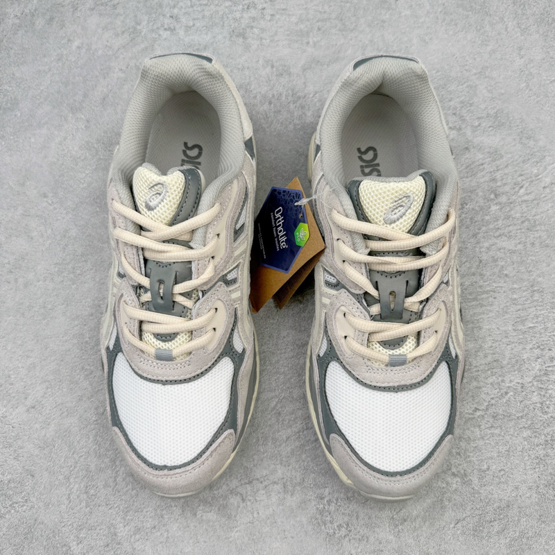 Tênis Asics Gel NYC Oyster Grey zoom cima em fundo real