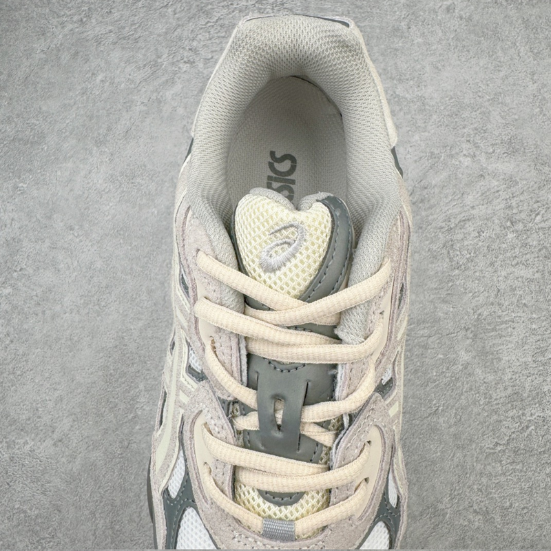 Tênis Asics Gel NYC Oyster Grey zoom lingua em fundo real