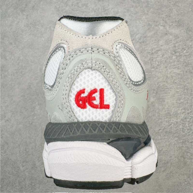 Tênis Asics Gel NYC White & Steel Grey  par zoom tras em fundo real