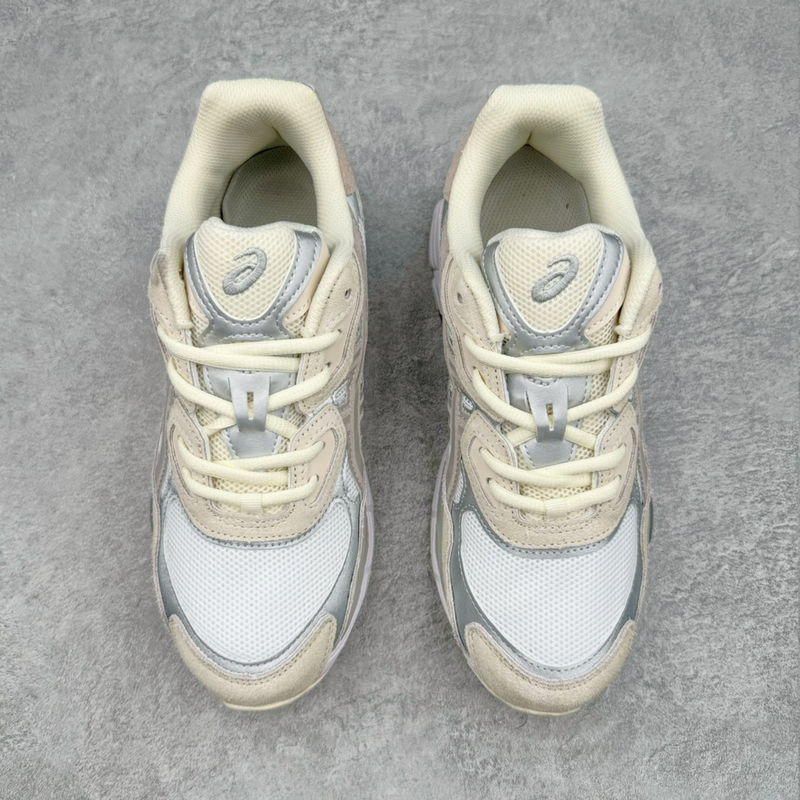 Tênis Asics Gel NYC White & Oyster Grey zoom cima em fundo real