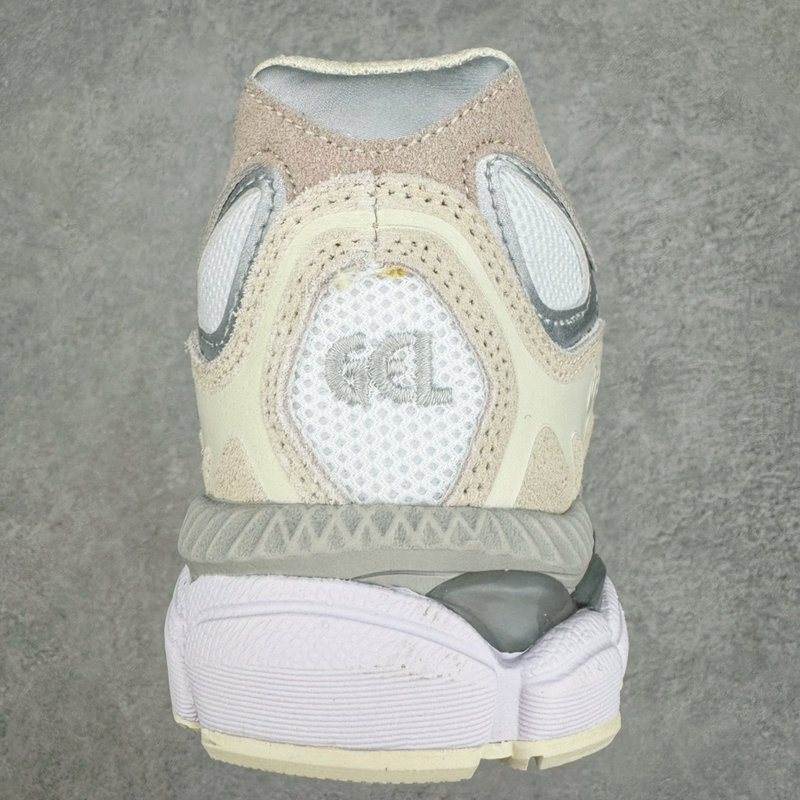 Tênis Asics Gel NYC White & Oyster Grey zoom tras em fundo real