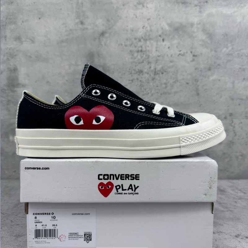 Tênis Converse x Comme des Garçons Play Chuck 70 Black Low par direito em fundo real