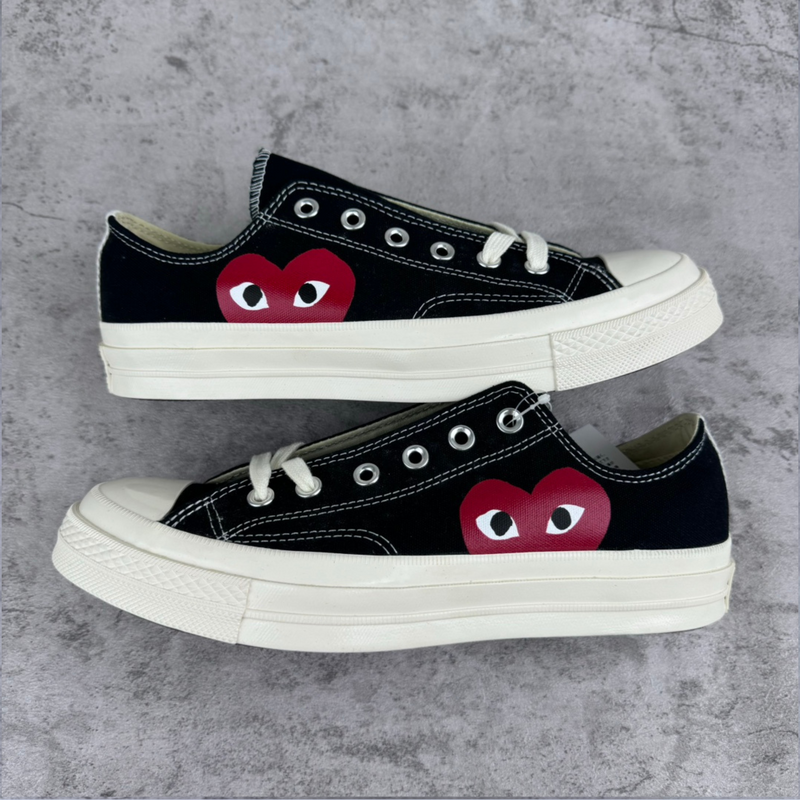 Tênis Converse x Comme des Garçons Play Chuck 70 Black Low frente em fundo real