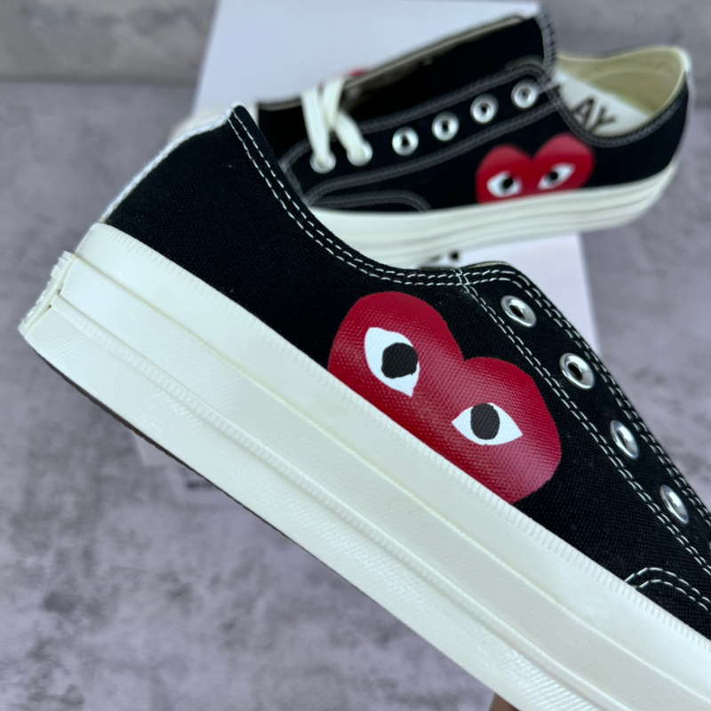 Tênis Converse x Comme des Garçons Play Chuck 70 Black Low lado em fundo real