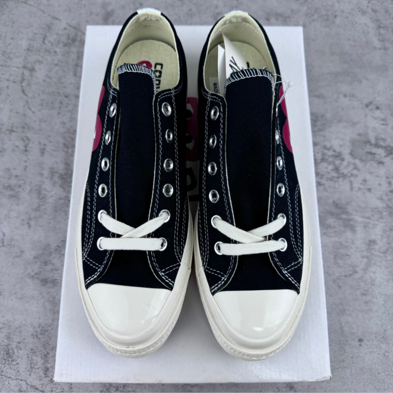Tênis Converse x Comme des Garçons Play Chuck 70 Black Low cima em fundo real