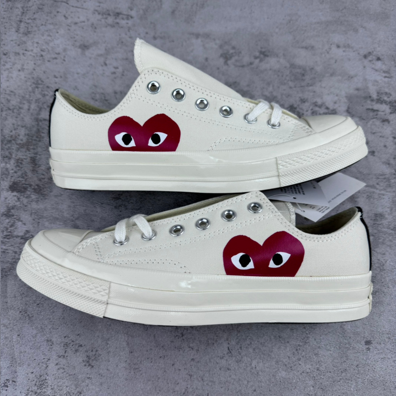 Tênis Converse x Comme des Garçons Play Chuck 70 White Low frente em fundo real