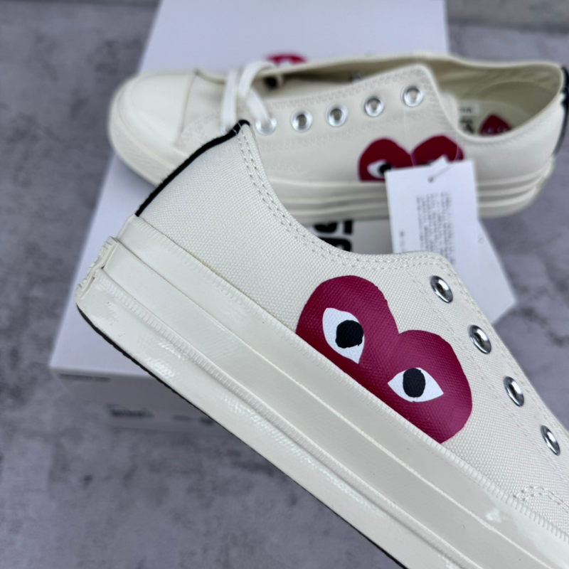 Tênis Converse x Comme des Garçons Play Chuck 70 White Low lado em fundo real