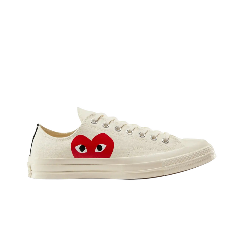 Tênis Converse x Comme des Garçons Play Chuck 70 White Low em fundo branco