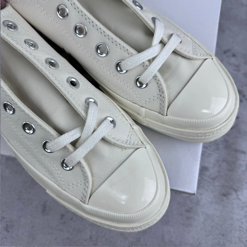 Tênis Converse x Comme des Garçons Play Chuck 70 White Low cima em fundo real