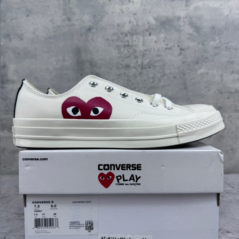 Tênis Converse x Comme des Garçons Play Chuck 70 White Low par direito em fundo real