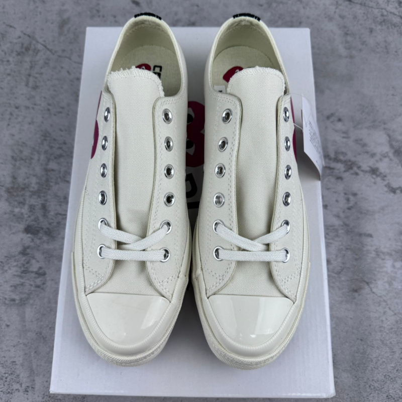 Tênis Converse x Comme des Garçons Play Chuck 70 White Low cima em fundo real