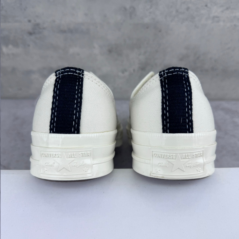 Tênis Converse x Comme des Garçons Play Chuck 70 White Low tras em fundo real