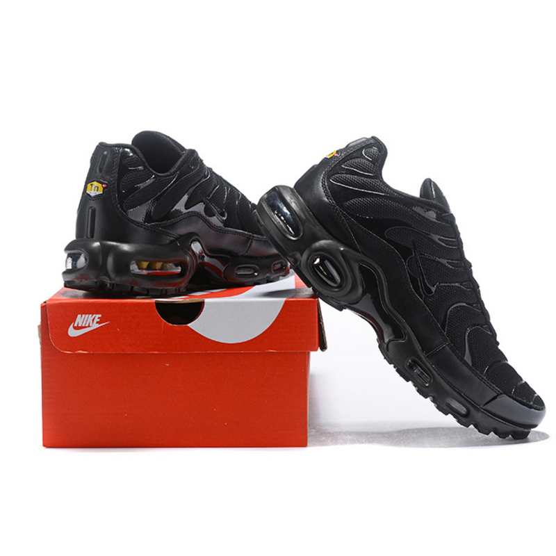 Tênis Nike Air Max TN Plus Triple Black de lado em fundo real