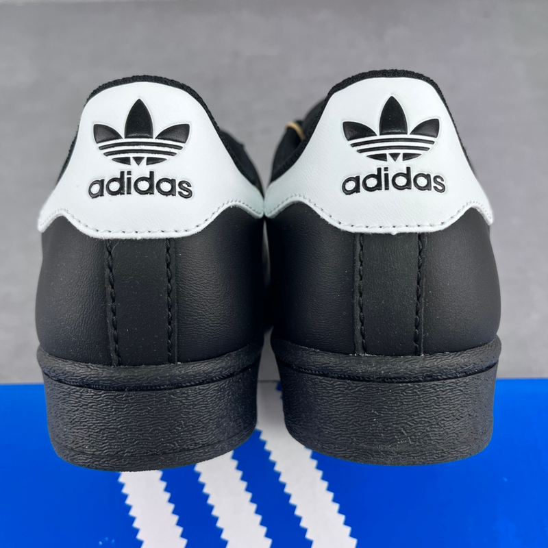 Adidas Superstar Black de tras detalhe fundo real