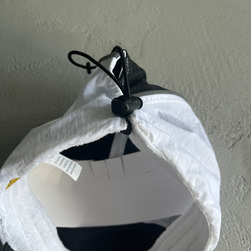 Boné Corteiz Spring Preto/Branco ajuste em fundo real