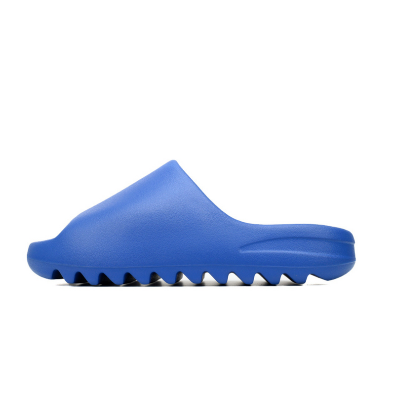 Yeezy Slide Azure Centra de lado esquerdo em fundo branco